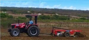 Prefeitura de Brejinho inicia aração de terras