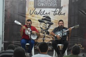 Read more about the article Cantoria com os poetas Erivaldo Ferreira e Arnaldo Pessoa marcou 3ª noite do Circuito em homenagem a Valdir Teles