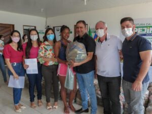 Prefeitura de Brejinho entregou cestas básicas do Projeto Natal Solidário