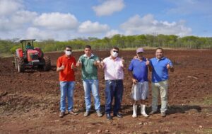 Read more about the article Prefeitura de Itapetim iniciou aração de terras
