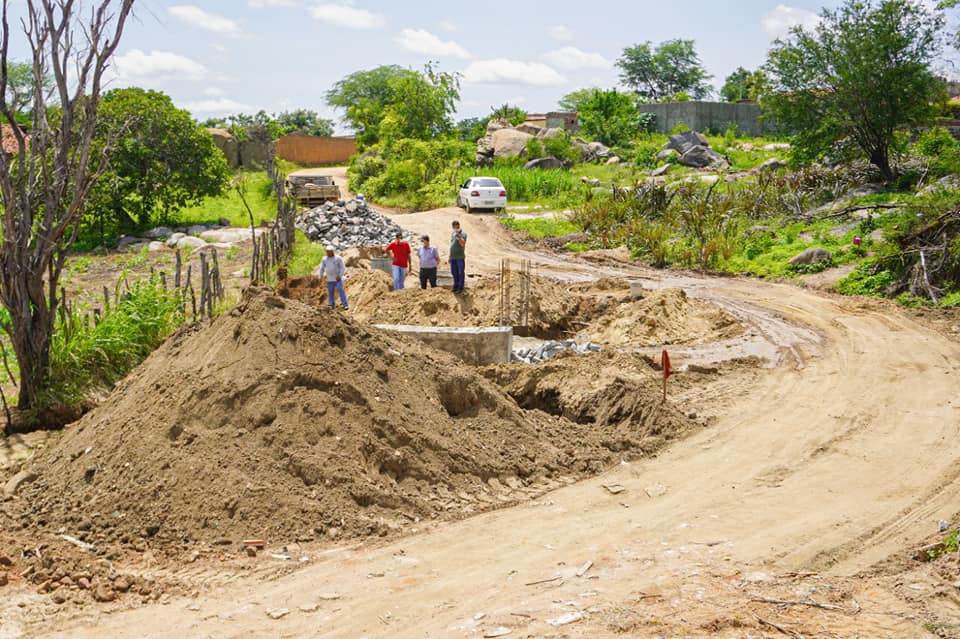 Prefeitura de Itapetim começou construção de passagem molhada no riacho de Paulo Nunes, na saída para o sítio goiabeira