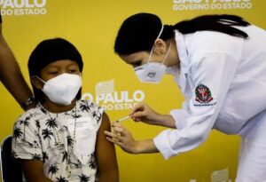 Read more about the article Há um ano, SP vacinava 1ª pessoa contra Covid no Brasil; veja o que mudou e projeções para o futuro