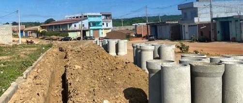 Prefeitura de Brejinho implanta rede coletora de esgoto para pavimentar ruas