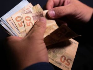 Read more about the article O Salário mínimo do Brasil está em R$ 1.212, e todos nós sabemos que esse não é o valor ideal, mas você saberia dizer qual seria?
