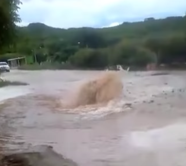 You are currently viewing Estouramento de cano da adutora do Pajeú deixou Brejinho e Itapetim sem água