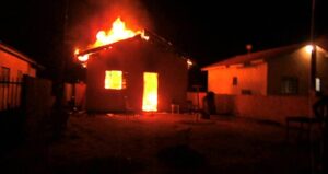 Read more about the article Avó enfrenta incêndio, arromba porta e salva três netos em Serra Talhada