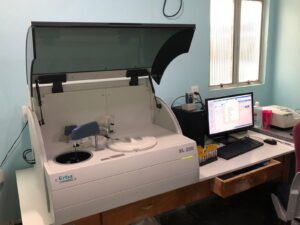 Read more about the article Laboratório do Hospital Maria Rafael conta com máquina que pode realizar 200 exames por hora