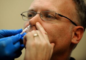 Read more about the article Ciência coloca vacina de spray nasal como o caminho para o fim da pandemia de Covid-19