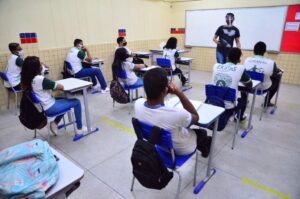 Read more about the article Pernambuco oferece 2.907 vagas com salários que podem chegar a R$ 3,9 mil para professor