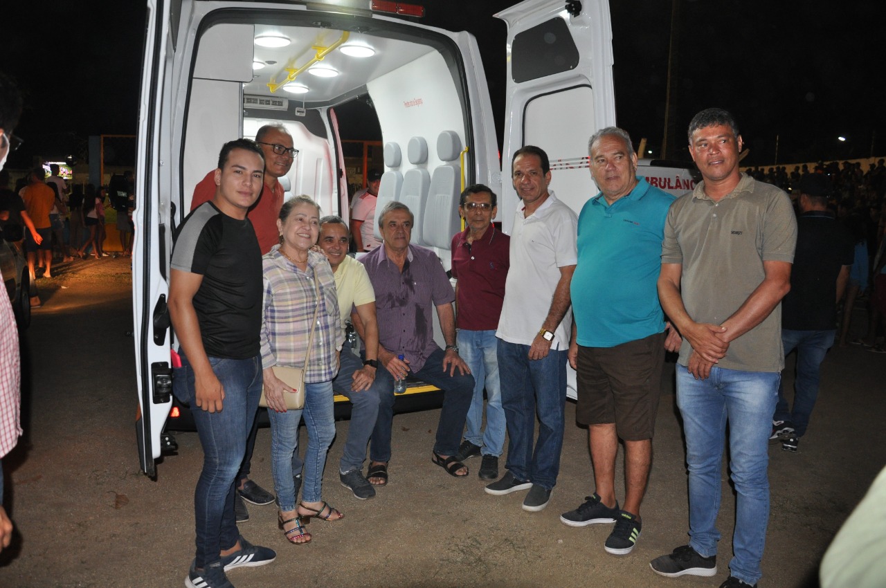 Prefeitura de SJE entregou 3 novas ambulâncias a população na noite dessa quinta (30)