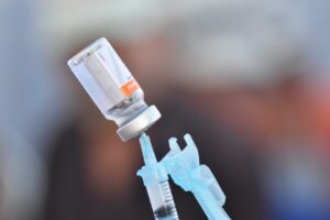 Read more about the article Quem tem 30 anos ou mais já pode tomar 2ª dose de reforço da vacina contra a covid-19 em SJE