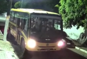Read more about the article Estudante impede acidente após ônibus escolar descontrolado descer rua na Paraíba