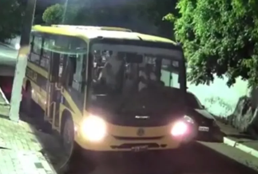 You are currently viewing Estudante impede acidente após ônibus escolar descontrolado descer rua na Paraíba
