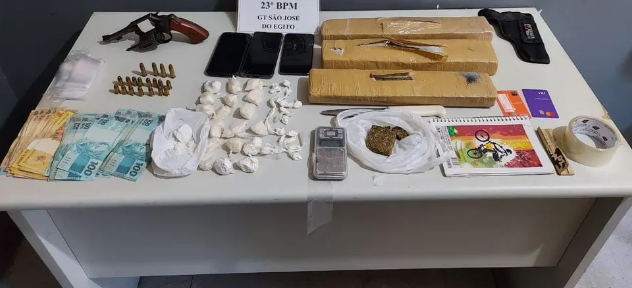 Casal foi detido com maconha, cocaína e R$ 3 mil, em São José do Egito