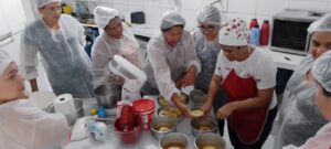 Read more about the article Terminou nesta sexta (02) o curso de bolos e tortas oferecido pela ADESJE em parceria com o SENAR