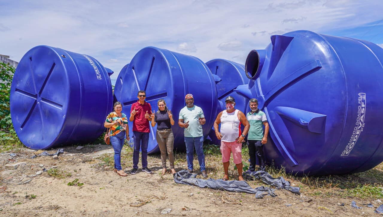 Prefeitura de Itapetim entregou caixas d`água e cisternas de plástico a moradores da zona rural