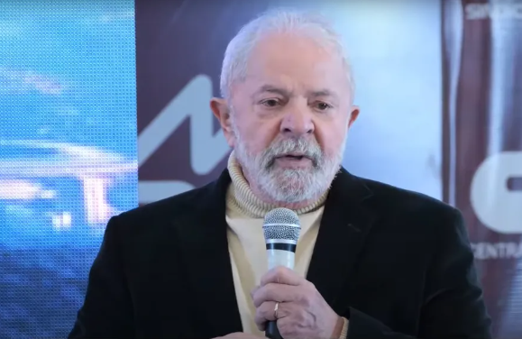 You are currently viewing Lula promete reajuste acima da inflação para o salário mínimo em ato de campanha no ABC Paulista