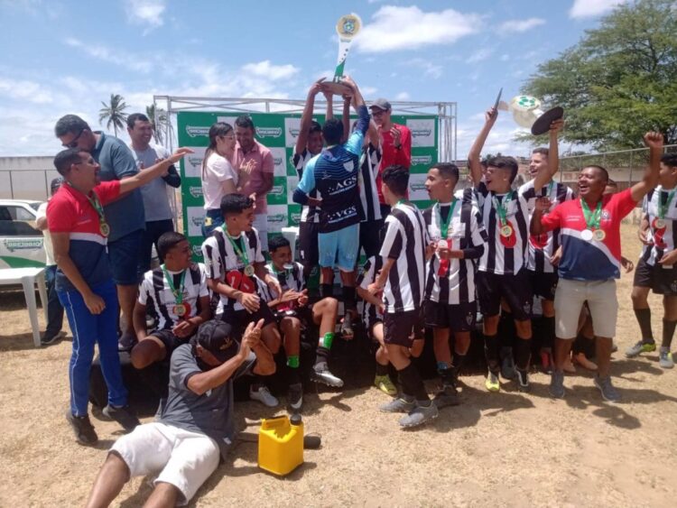 Read more about the article Na garra, time de Santa Terezinha-PE vence de virada e levanta troféu de campeão da Copa Talento sub-15