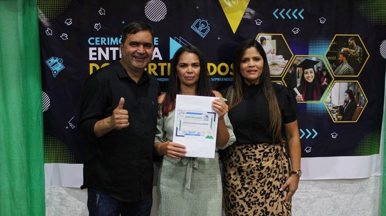 Read more about the article Gilson Bento entregou certificados da Sala do Empreendedor de Brejinho