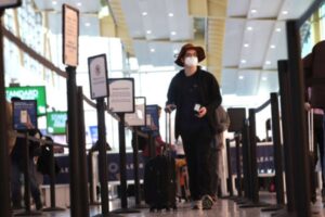 Read more about the article Máscaras voltam a ser exigidas na sexta (25) em aviões e aeroportos