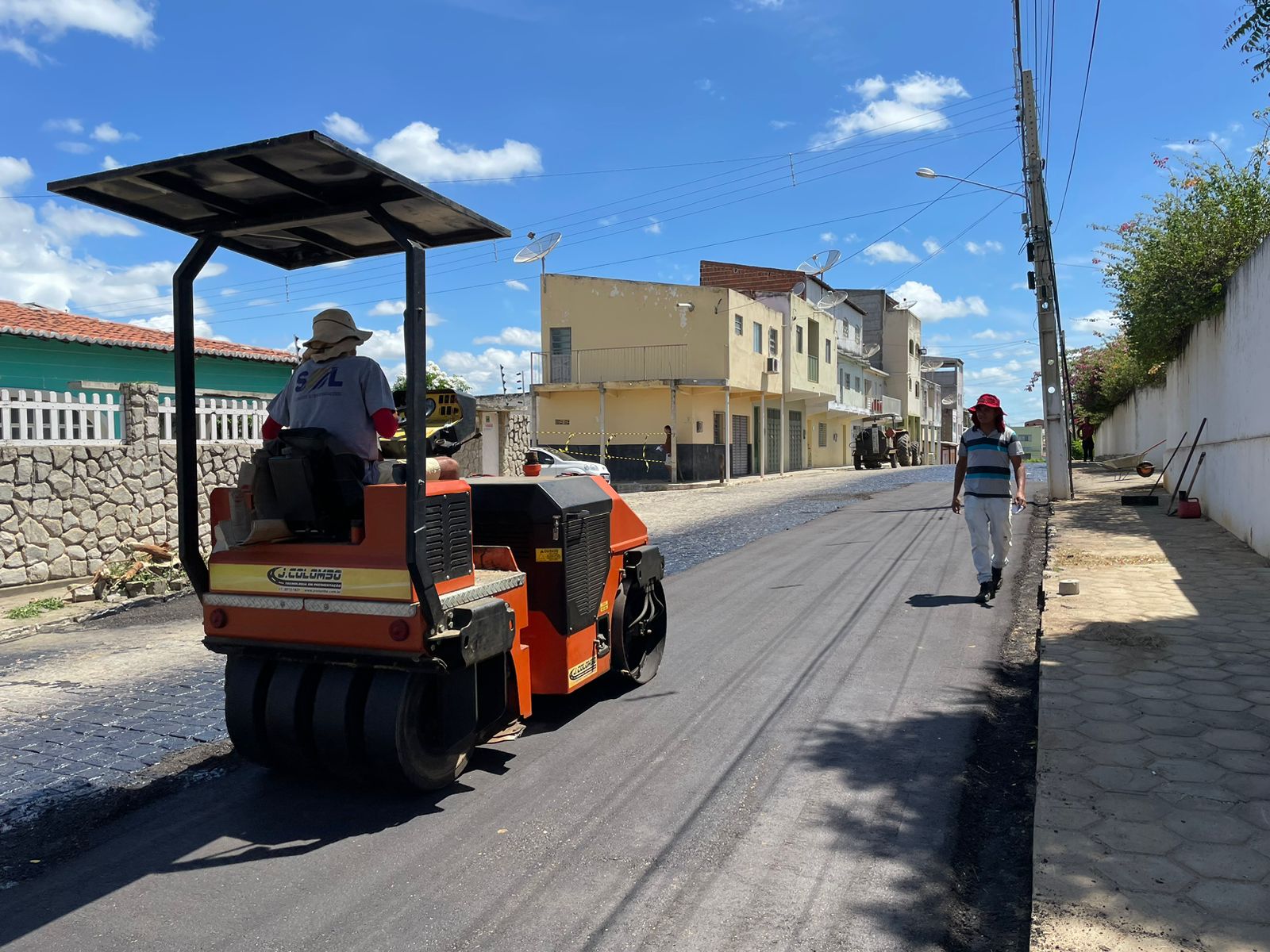 Read more about the article Prefeitura inicia asfaltamento de mais uma rua em São José do Egito