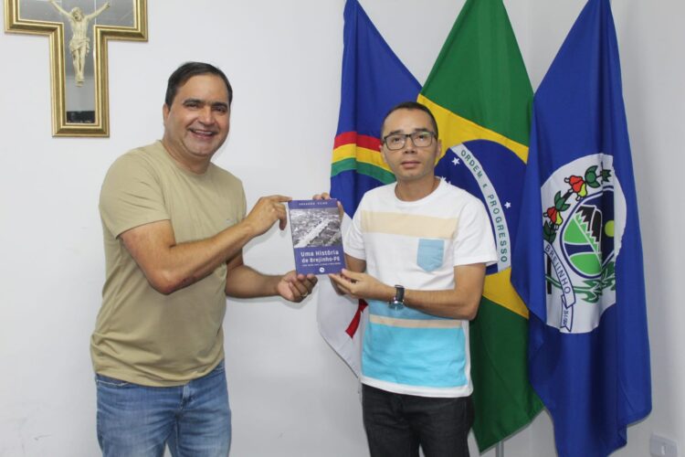 You are currently viewing Prefeitura de Brejinho adquiriu o Livro “Uma história de Brejinho-PE”
