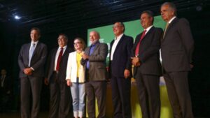 Read more about the article Lula anuncia Haddad, Rui Costa, José Múcio, Dino e Mauro Vieira como ministros do futuro governo