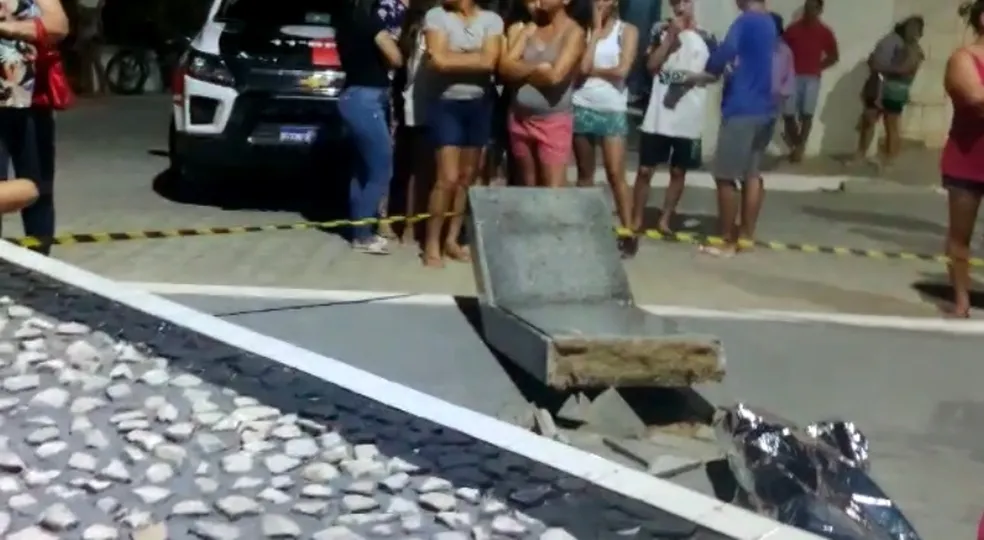 You are currently viewing Criança morre após ser atingida por placa de mármore em praça em Sumé-PB