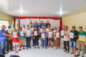 Read more about the article Agricultores receberam títulos de terra gratuitos da Prefeitura de Itapetim