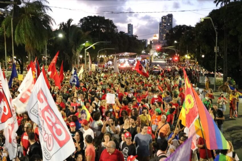 Read more about the article Deputado Carlos Veras repercuti ato democrático no Recife