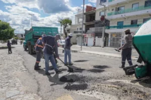 Read more about the article Prefeitura de Itapetim realiza operação tapa buracos em rodovia estadual que corta o município