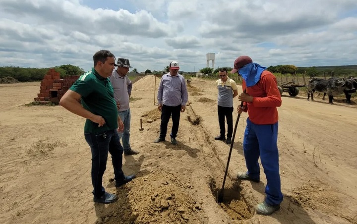 Read more about the article Prefeito Gilson Bento vistoriou obras de ampliação e construção de cemitério no município