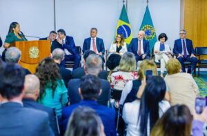 Read more about the article Presidente Lula assina projeto de lei para viabilizar piso nacional da enfermagem