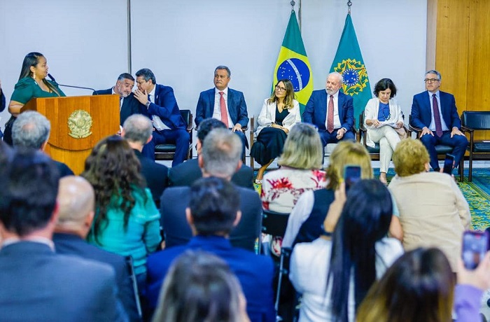 You are currently viewing Presidente Lula assina projeto de lei para viabilizar piso nacional da enfermagem