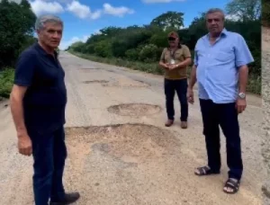 Read more about the article Diretor do DER promete resolver buraqueira em rodovias da região