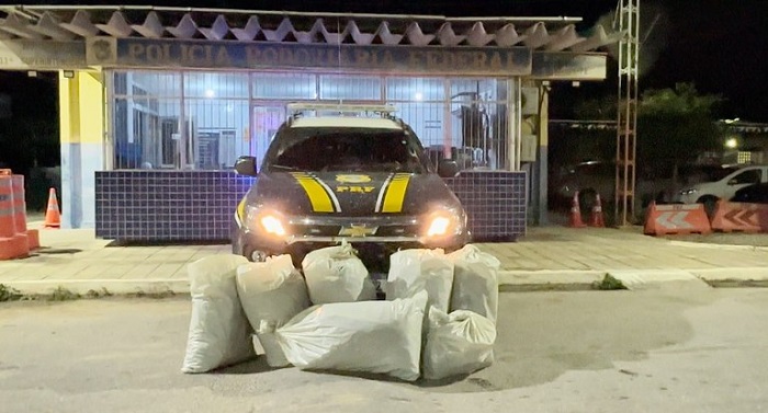 You are currently viewing PRF apreende 102 Kg de maconha após carro capotar em Serra Talhada