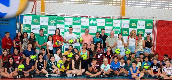 Read more about the article Prefeitura de Brejinho fez doação de bolas de vôlei, para incentivar a prática do esporte