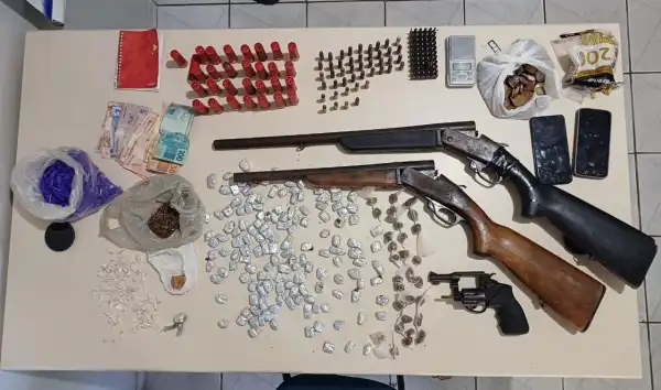 Read more about the article Policia prende traficantes e aprende drogas e armas em Tuparetama
