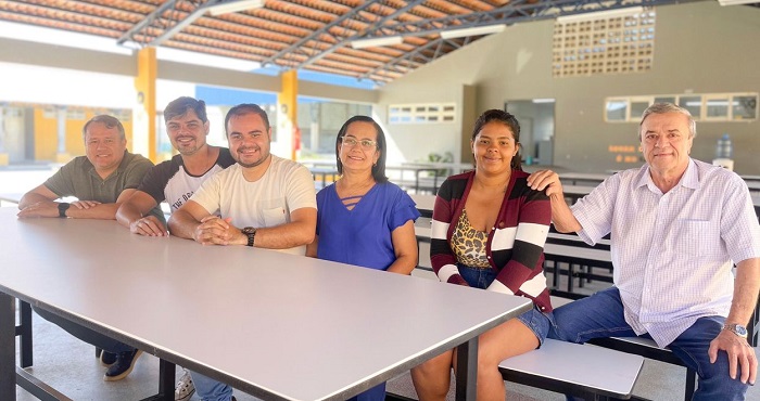 Read more about the article Evandro Valadares entregou moveis do refeitório da Escola São José