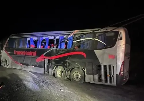 You are currently viewing Acidente com ônibus da Transcatedral que vinha para Afogados deixou 20 feridos 
