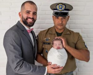 Read more about the article Sargento gay da PM consegue licença-paternidade inédita de 6 meses para cuidar de filha