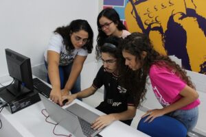 Read more about the article Universitários do Recife criam robô para auxiliar sono de crianças com autismo