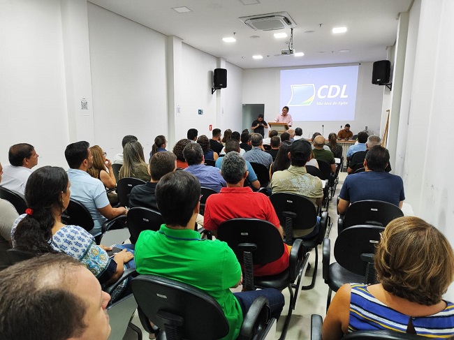 Read more about the article CDL e CDI promoveram intercambio empresarial em São José do Egito