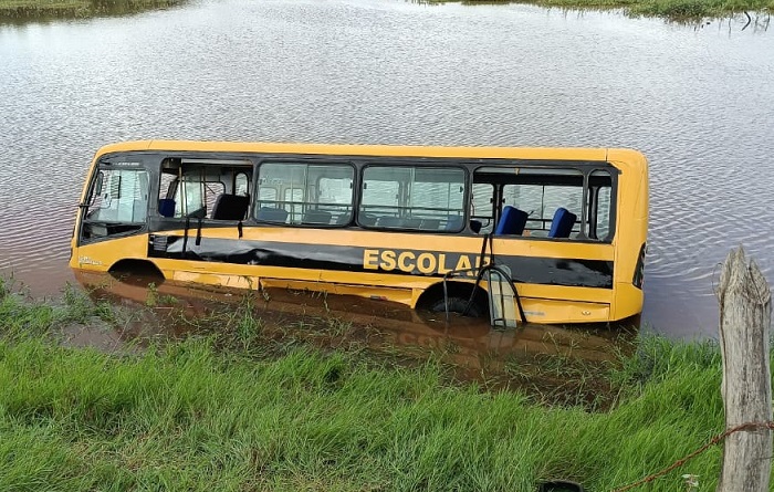You are currently viewing Ônibus escolar que caiu em açude transportava 20 alunos, diz Bombeiros