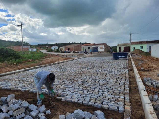 You are currently viewing Prefeitura de Brejinho inicia projeto de pavimentação em 18 Ruas do município