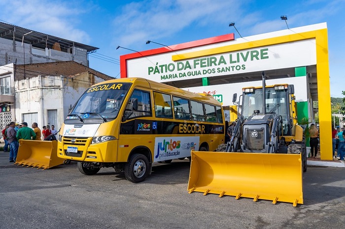 Read more about the article Prefeitura de Itapetim entregou duas retroescavadeiras e um ônibus 0km