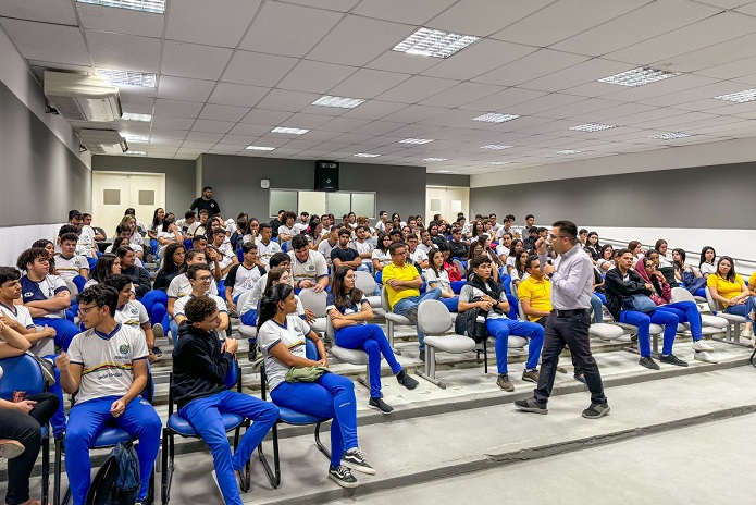Read more about the article Dr. George Borja deu palestra na ETE em São José do Egito