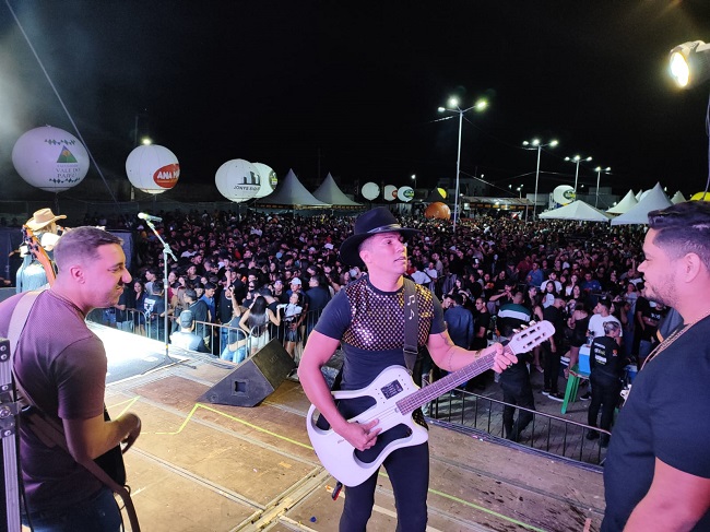 Read more about the article Multidão acompanhou shows da segunda noite da Festa universitária