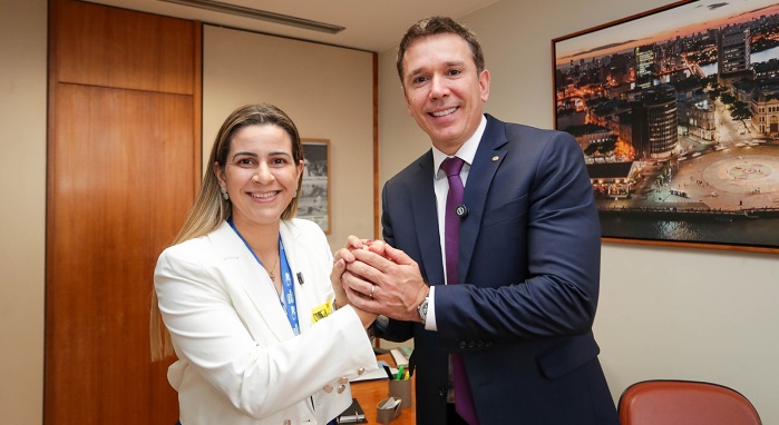 Read more about the article Aline Karina se reúne com deputado Felipe Carreras e anuncia projeto para construir novo hospital