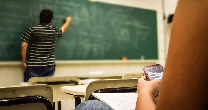 Read more about the article Senado aprova projeto que limita uso de celulares nas escolas